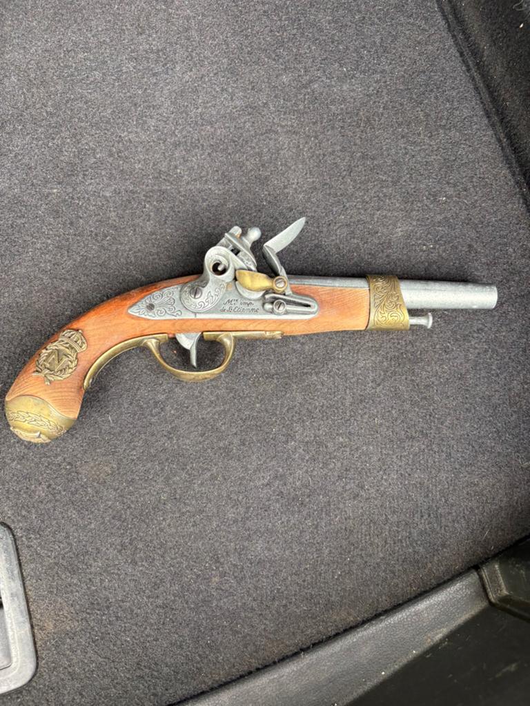 réplique deco fusil, Enlèvement