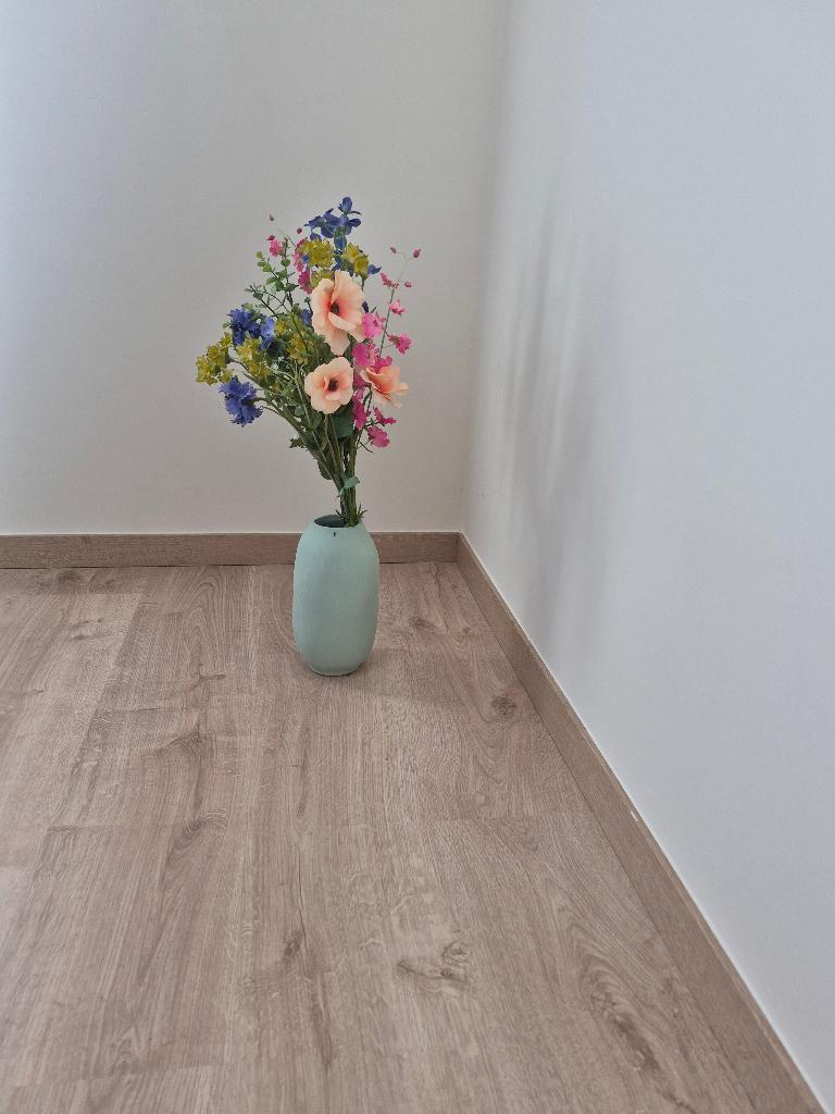 Groene vaas met kunstbloemen, Ophalen, Steen/keramiek, Groen, Zo goed als nieuw