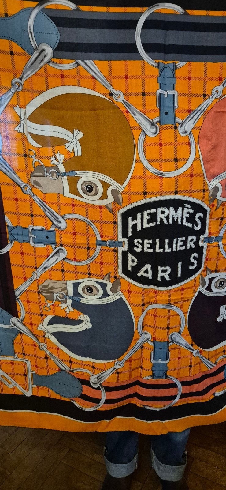 Hermès „Sellier” gigantische sjaal 140 cm — Kasjmier en zijd, Hermès, Ophalen of Verzenden, Gedragen