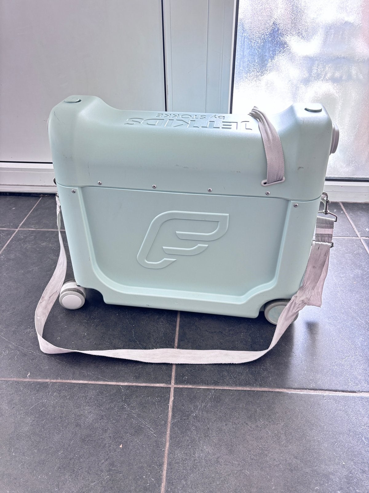 Stokke JetKids BedBox – ride-on koffer en bed, Ophalen