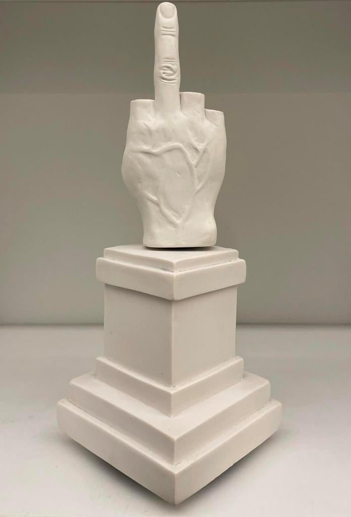 Maurizio Cattelan L.O.V.E. - Carillon (2015), Ophalen