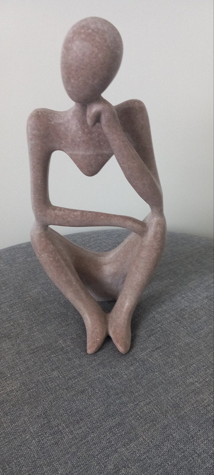 Mooi taupe kleurig beeldje, Van Mica., Antiek en Kunst, Kunst | Beelden en Houtsnijwerken, Ophalen, Overige onderwerpen, 20 - 50 cm