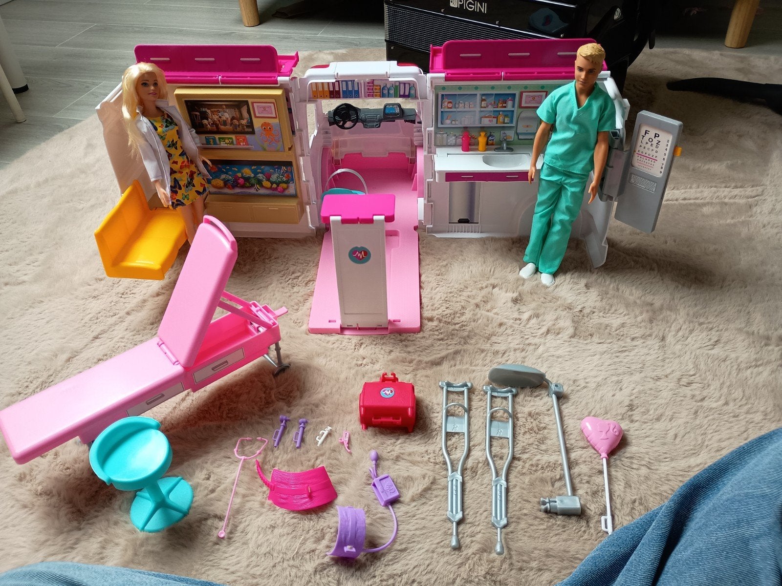 Barbie Ambulance / Mobiele Kliniek – compleet met poppen en, Ophalen, Gebruikt