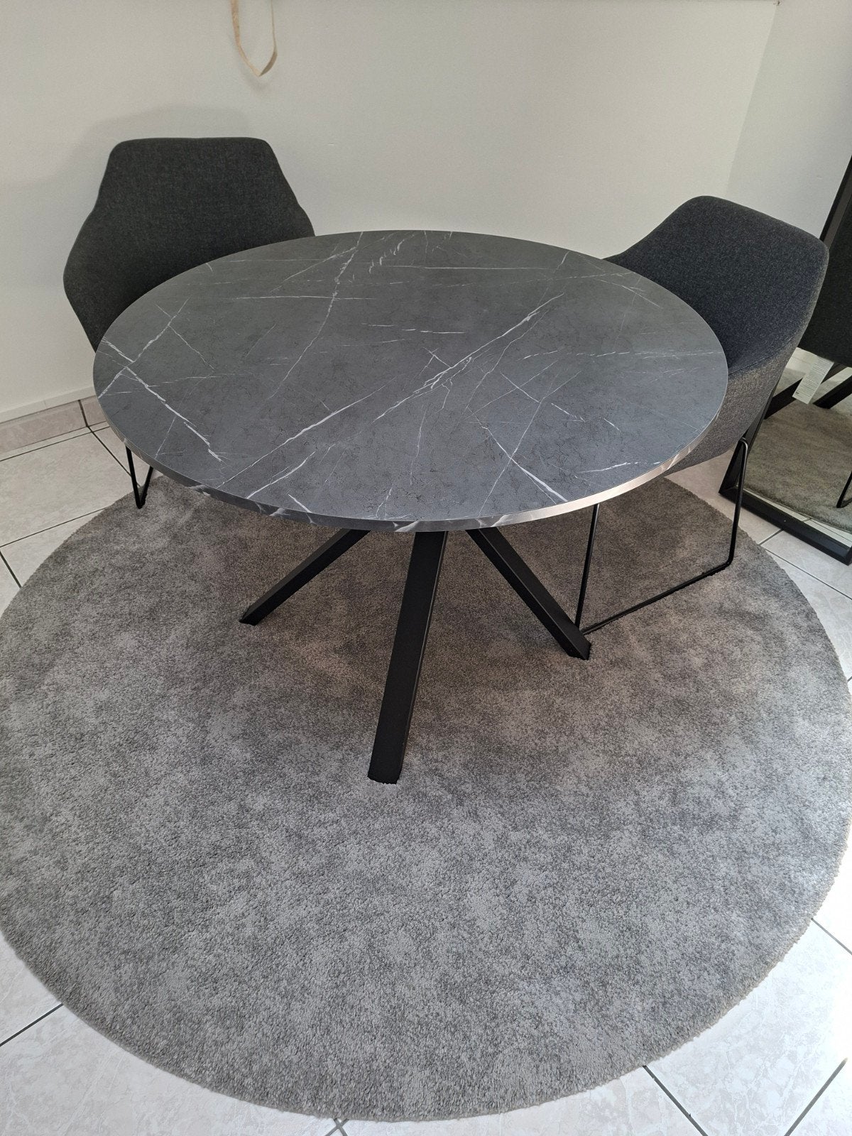 Ronde tafel met twee stoelen en rond tapijt, Antiek en Kunst, Antiek | Meubels | Tafels, Ophalen