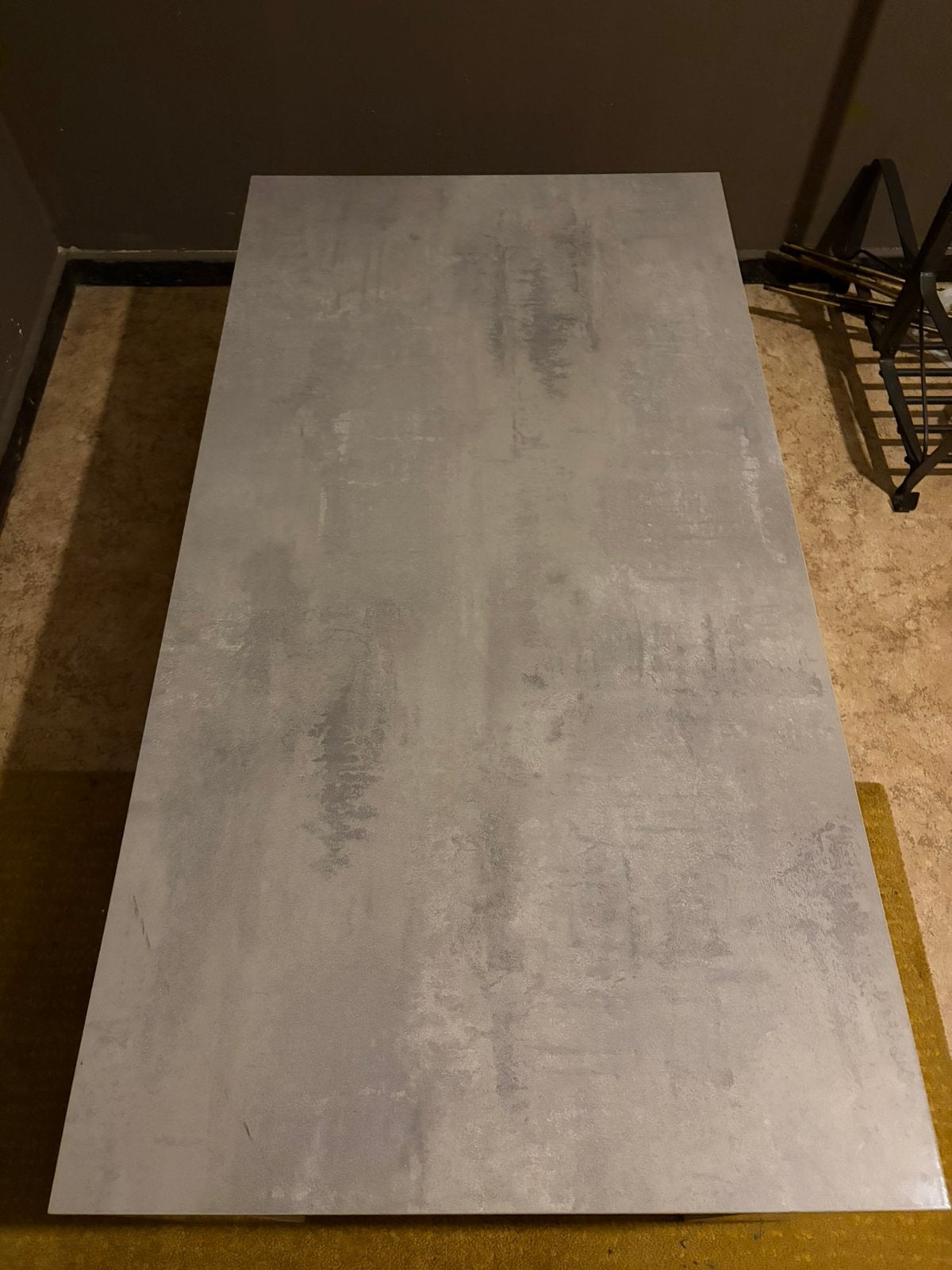 Table basse design effet béton / ciment & pieds blancs, Enlèvement, Comme neuf, Gris
