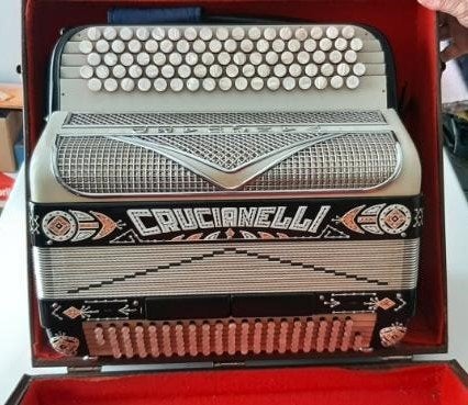 accordeon Crucianelli (120bassen), Muziek en Instrumenten, Zo goed als nieuw, Met koffer, Knopaccordeon, 120-bas