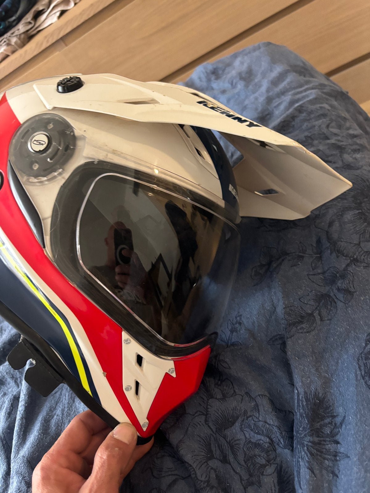 Kenny helmet, Enlèvement