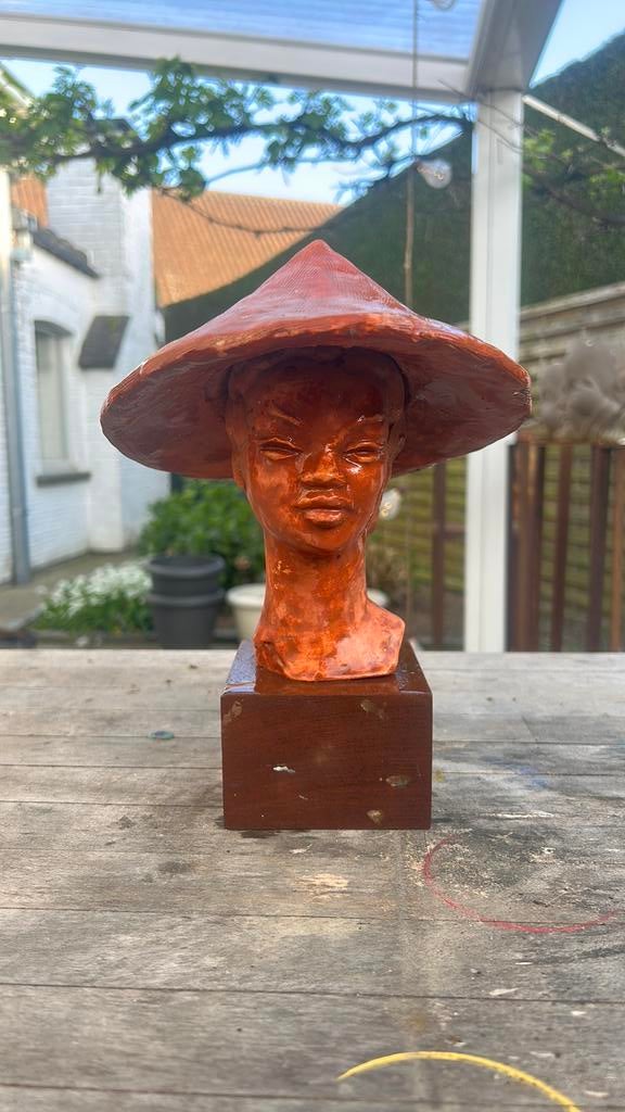 Paulsa sersté terracota beeldje vrouw met hoed, Enlèvement, Buste, Femme