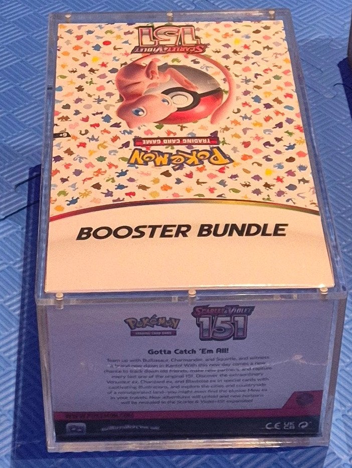 POKÉMON 151 BOOSTER BUNDLE DISPLAY – SEALED + ACRYL CASE, Ophalen, Nieuw, Boosterbox