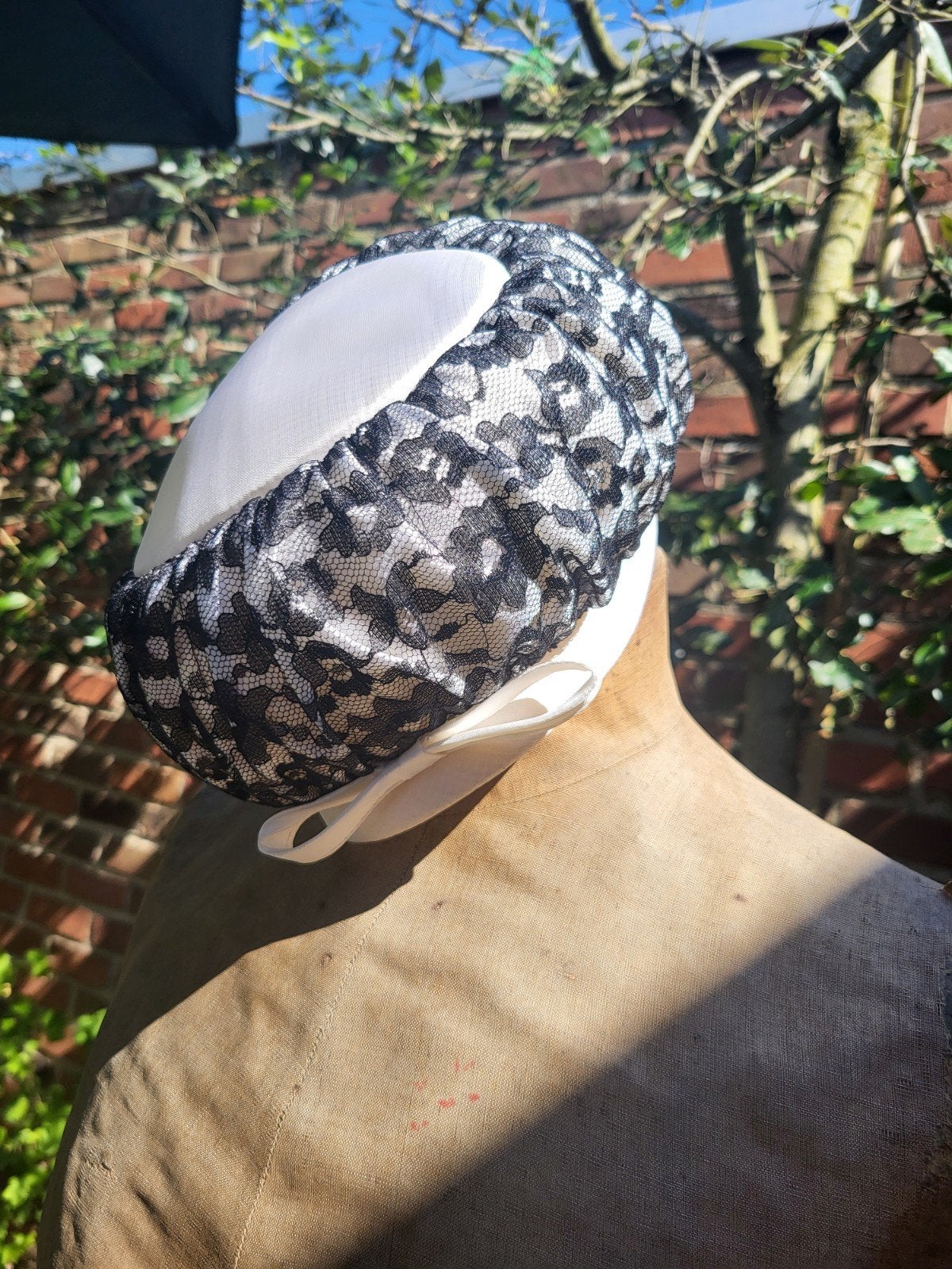 Prachtige Vintage Hoed / Toque – Demaere Gent – Zwart/Wit, Ophalen of Verzenden, Hoed