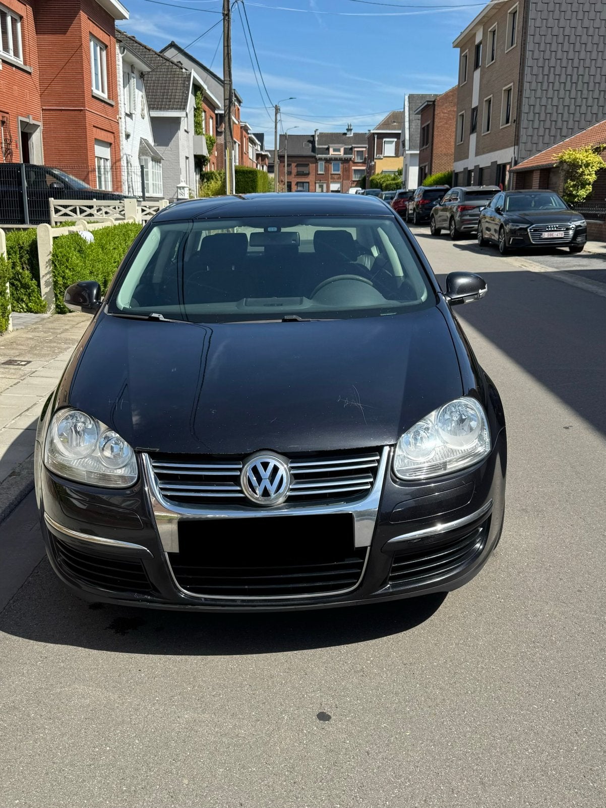VW Jetta 1.6TDI 2010 euro5 prête a imm avec feuille rose, Voorwielaandrijving, Stof, Zwart, 4 cilinders