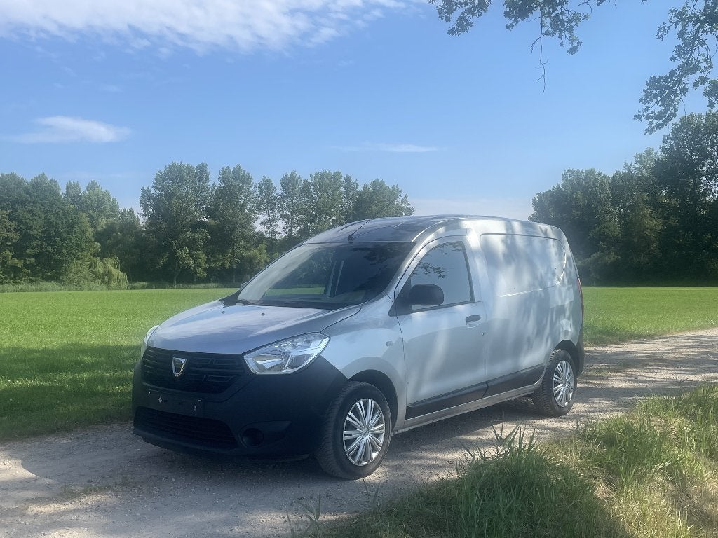 DACIA DOKKER - Betrouwbare lichte vrachtwagen, Auto's, Voorwielaandrijving, Stof, 4 cilinders, USB