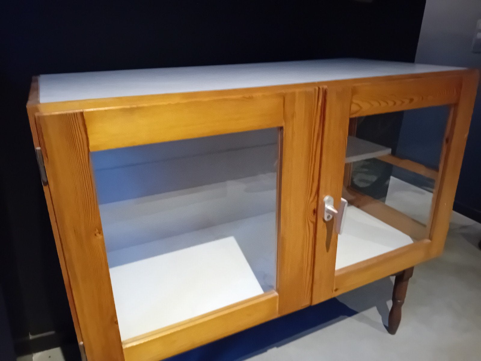 Vitrine kast uit oud klaslokaal, Enlèvement