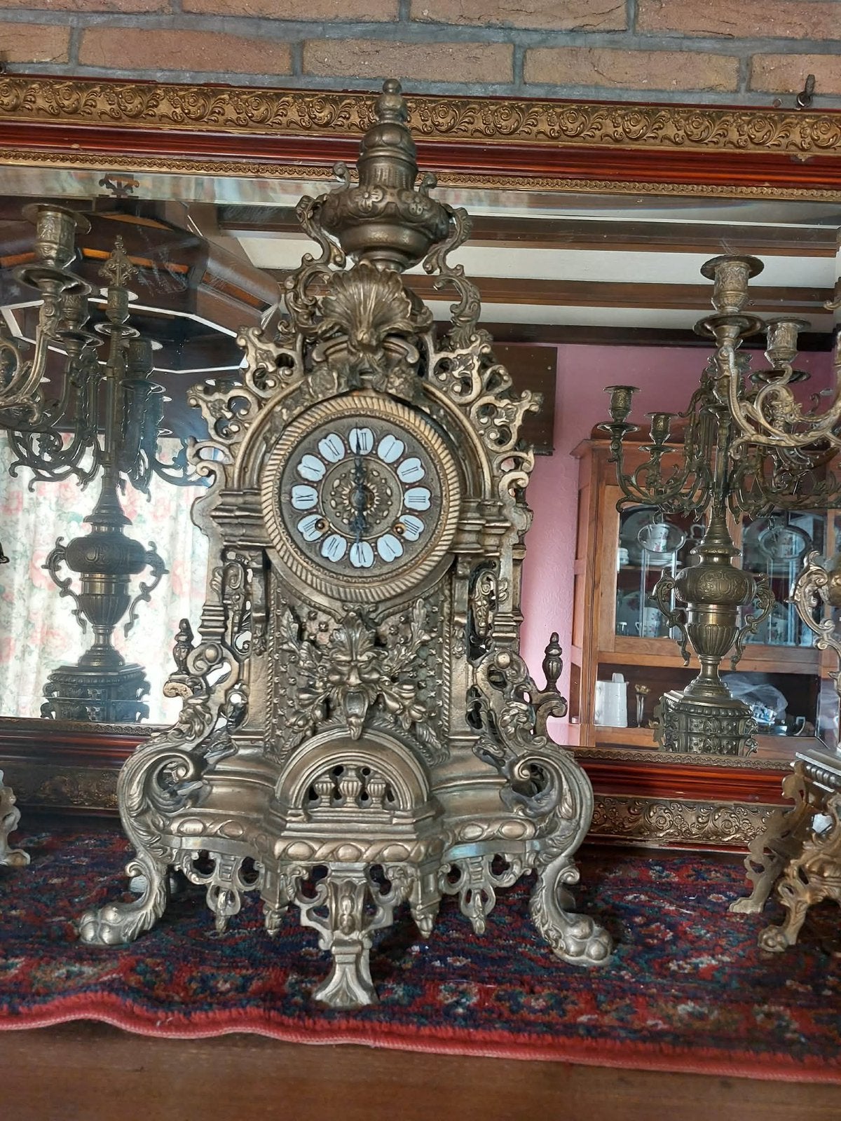Driedelige klassieke bronzen schouwgarnituur met pendule, Enlèvement