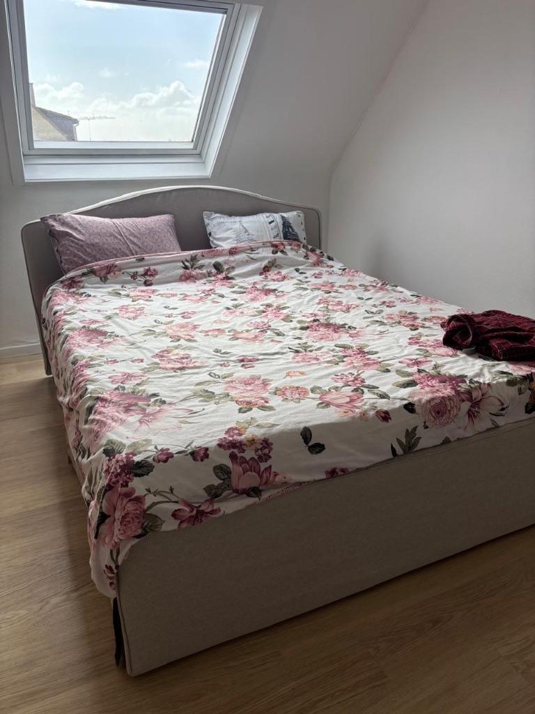 Bed, Huis en Inrichting, Slaapkamer | Bedden, Ophalen, Beige, 140 cm, Zo goed als nieuw