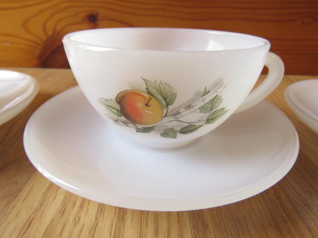 vintage arcopal 3 tasses motifs Fruits de France, Huis en Inrichting, Ophalen of Verzenden, Gebruikt, Kop(pen) en/of Schotel(s)