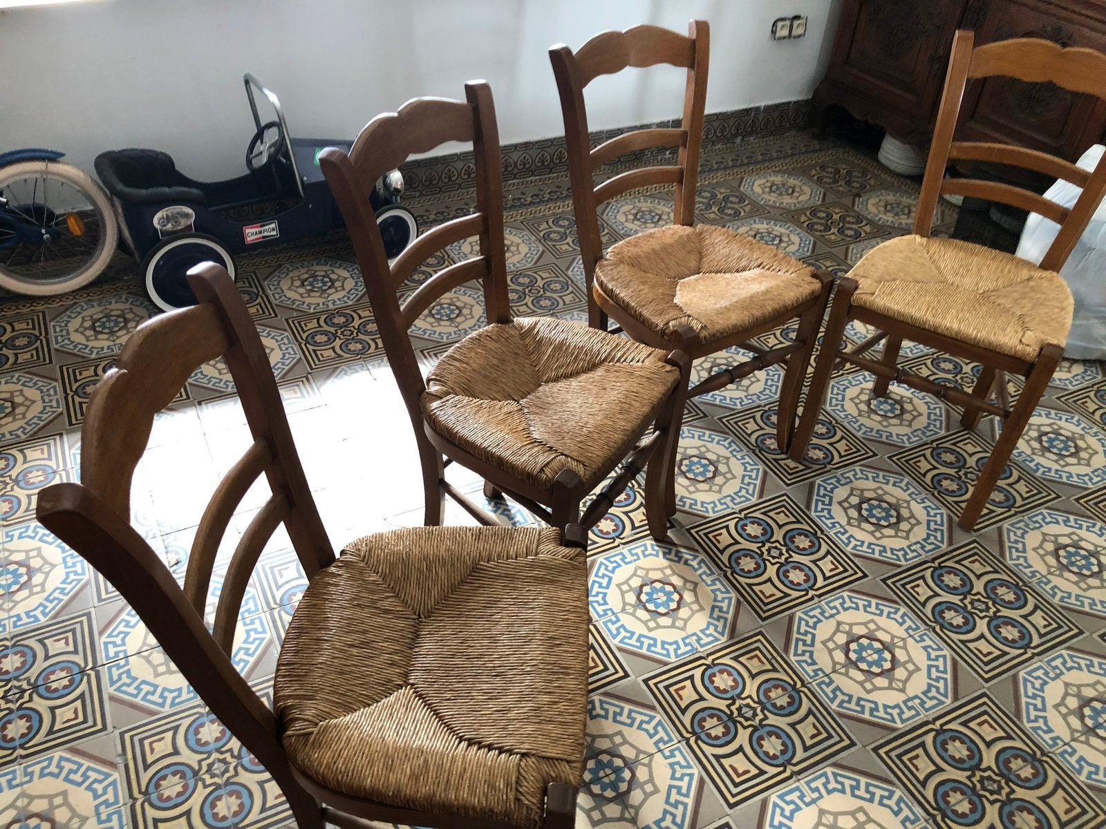 Lot de 4 chaises (dont une cassée mais réparée), Enlèvement