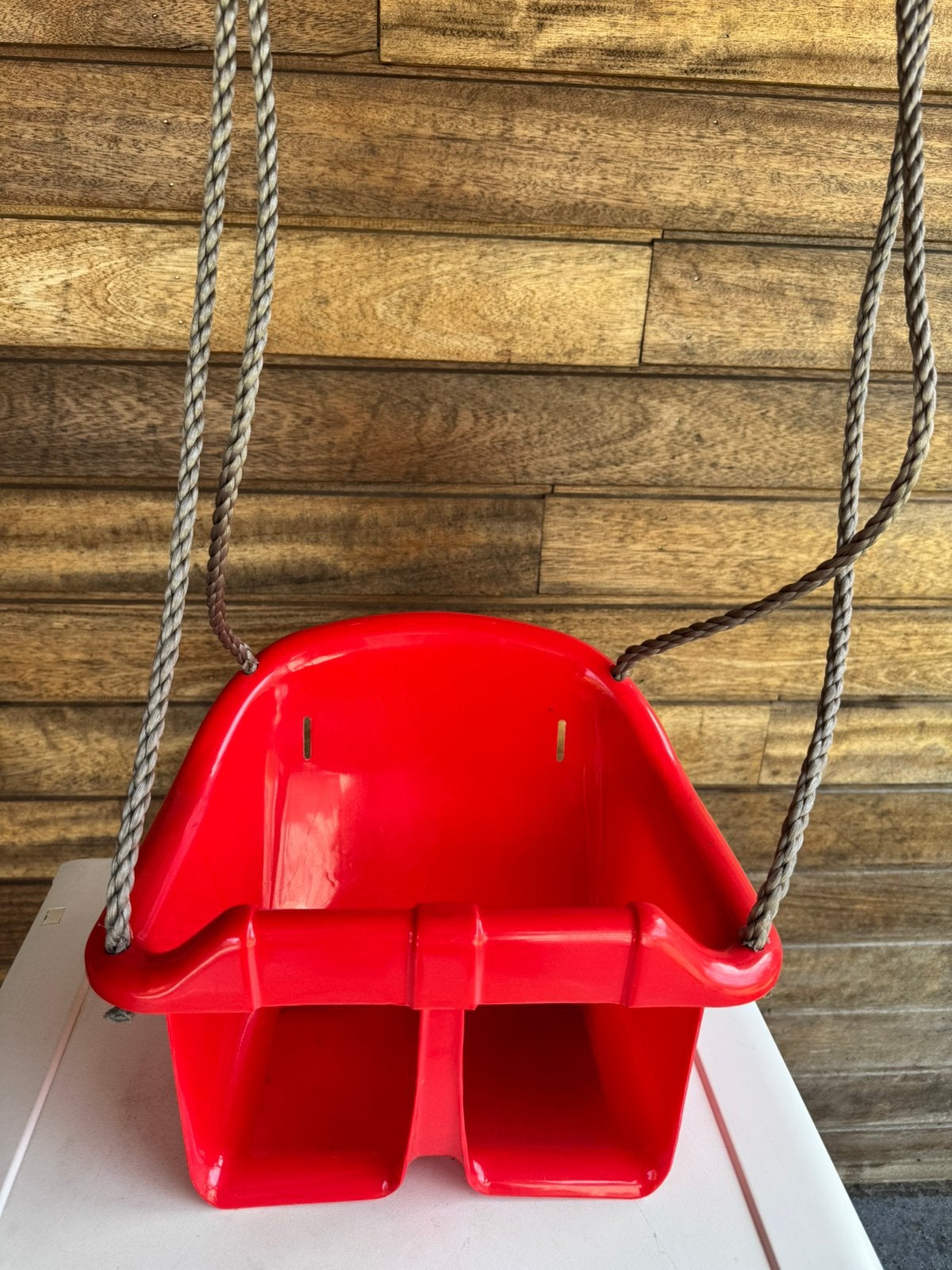 Rode plastic babyschommel met touwtjes, Ophalen, Zo goed als nieuw, Schommel