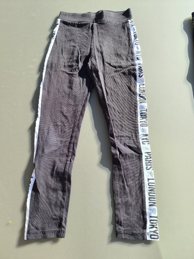 zwarte training broek Tokyo, NYC, Paris, London, CA, 128, Ophalen, Zo goed als nieuw, Broek