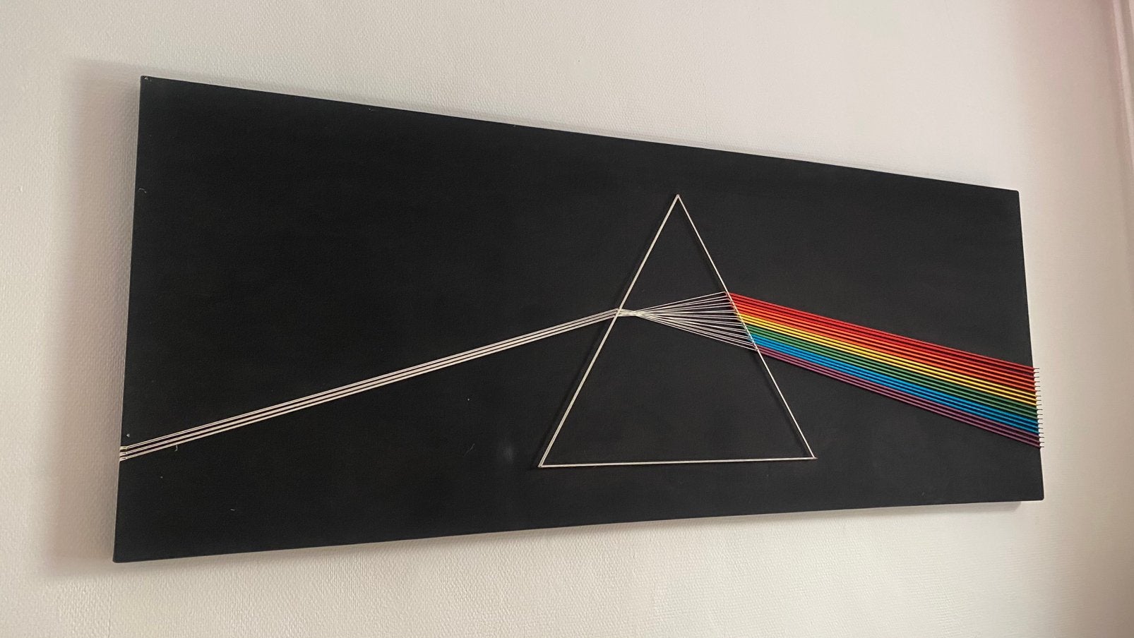 Tableau pink floyd dark side of the moon string art, Enlèvement