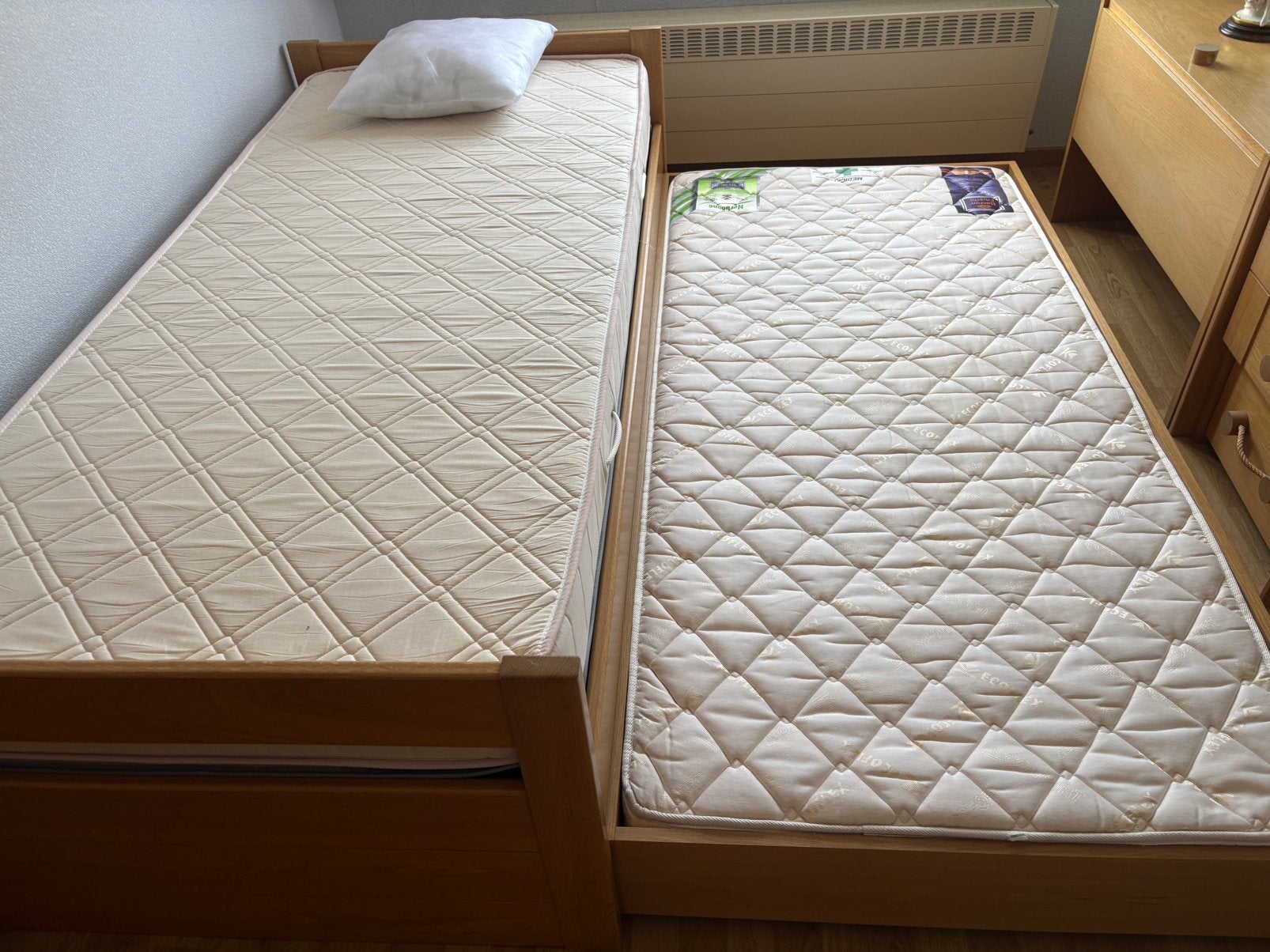 eenpersoonsbed met uitschuifbaar logeerbed, lattenbodem, Huis en Inrichting, Ophalen, Eenpersoons, Bruin, 200 cm