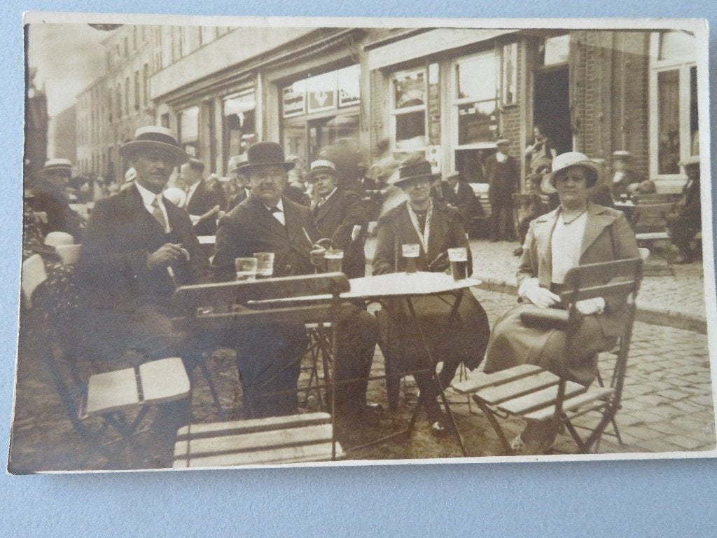 oude foto kaart terras cafe centrum koppels bier, Foto, Ophalen of Verzenden, Zo goed als nieuw, Gebouw