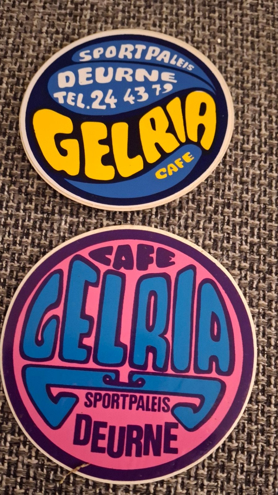 2 autocollants pour le café Gelria Sportpaleis Deurne, Collections, Enlèvement ou Envoi, Comme neuf, Société ou Association