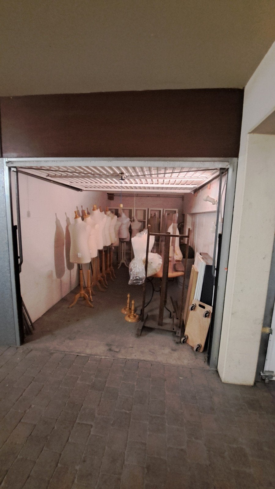 A louer garage à Waterloo,  galerie Wellington, Autos : Divers, Garages