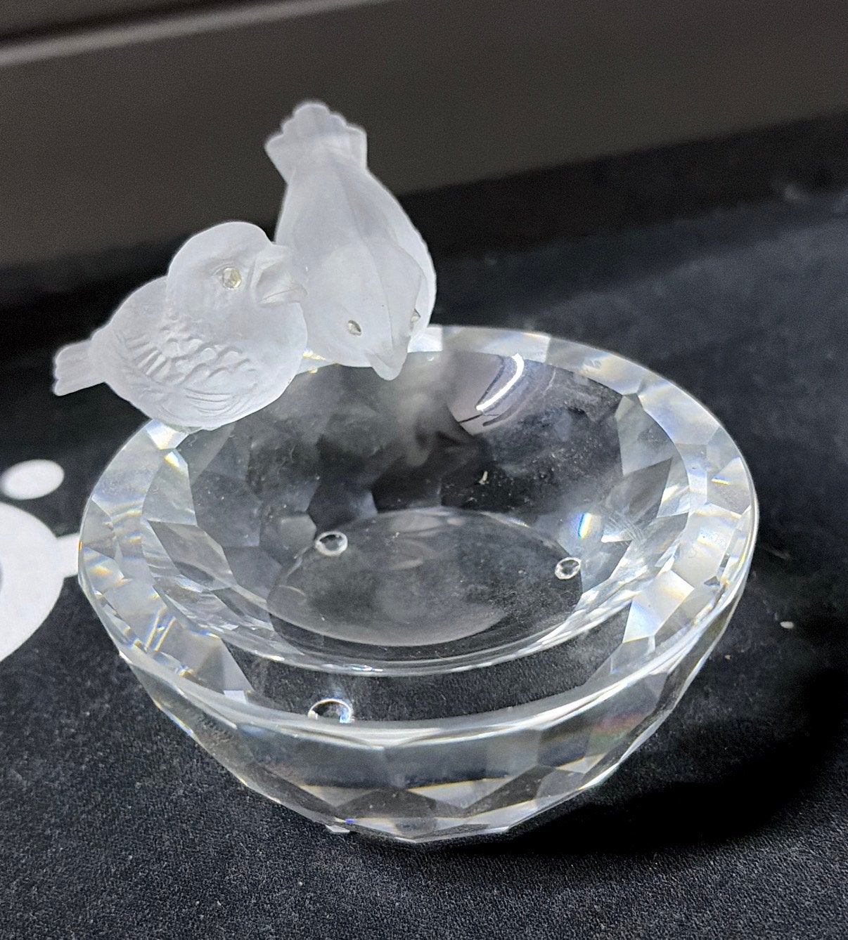 Swarovski kristallen beeldje vogeltjes op bokaaltje, Ophalen, Zo goed als nieuw, Figuurtje