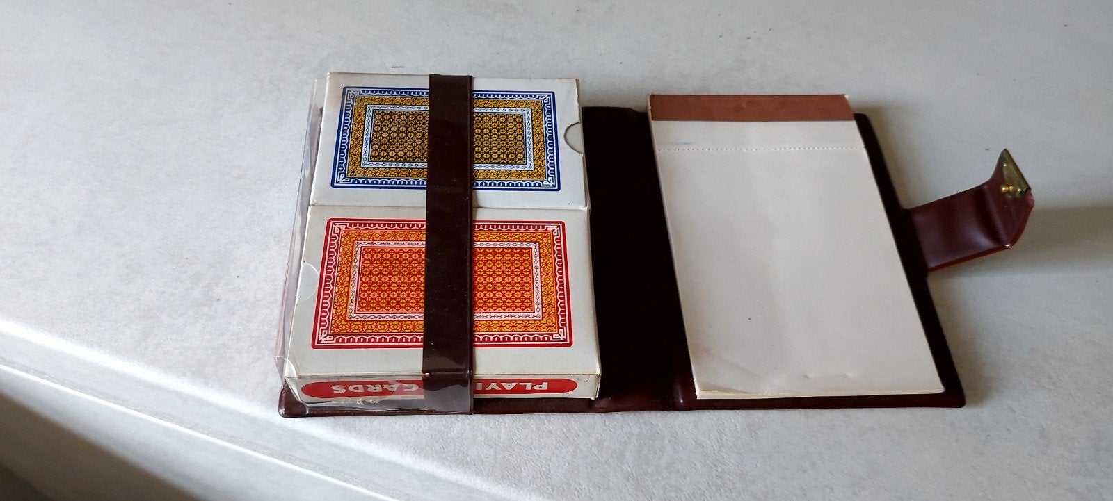 Oud hoesje met daarin 2 kaartspelen en boekje, Verzamelen, Speelkaarten, Jokers en Kwartetten, Ophalen of Verzenden