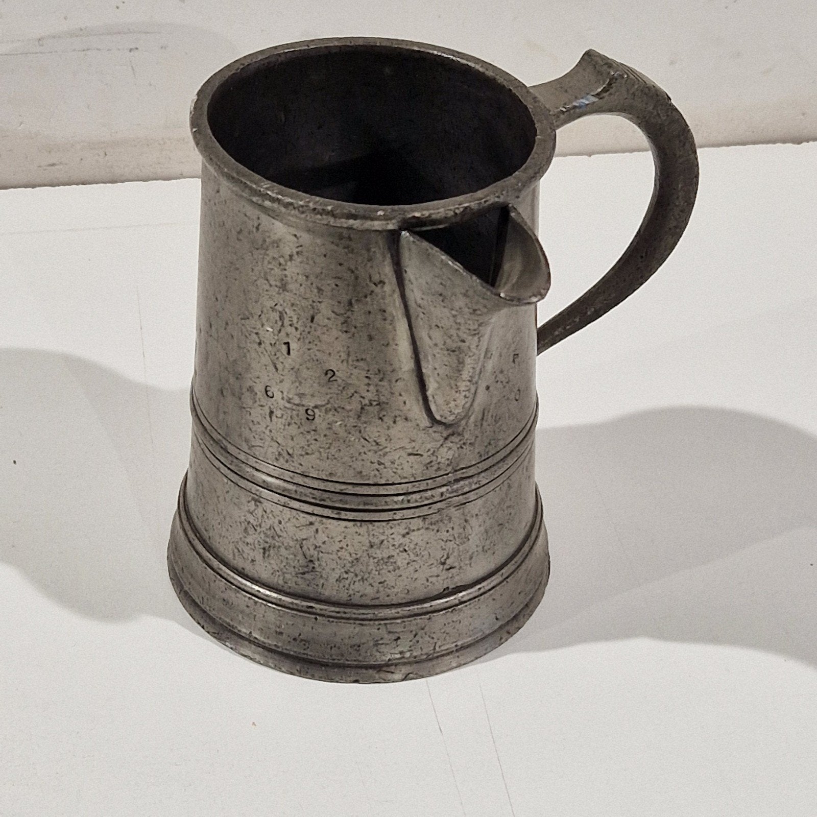 Engelse tinnen kruik in renaissancestijl , kroegkan 1 liter, Antiek en Kunst, Ophalen of Verzenden