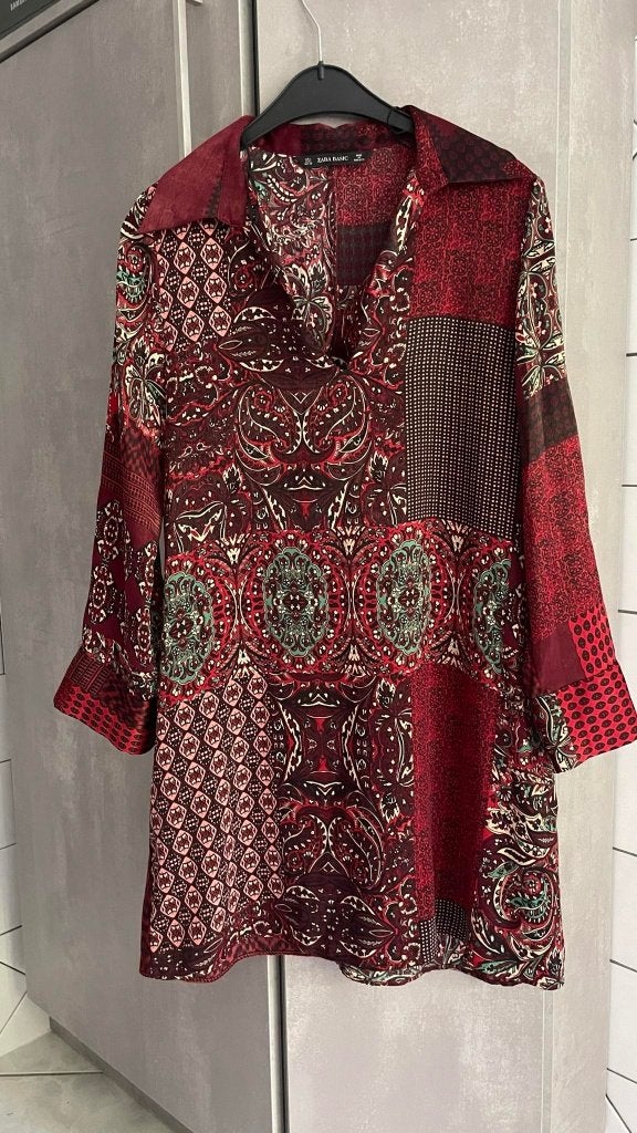 ROBE neuve  ZARA manches longues imprimée bordeaux L, Zara, Enlèvement ou Envoi, Neuf, Autres couleurs
