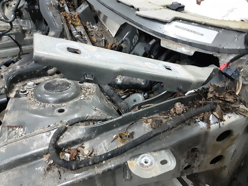 CHARNIERE DE CAPOT GAUCHE A1 Sportback (GBA) (82A823301), Mevr. I. Hauben, Audi, Utilisé, Rue de l'Espoir 34 34
4030  GRIVEGNÉE, BE