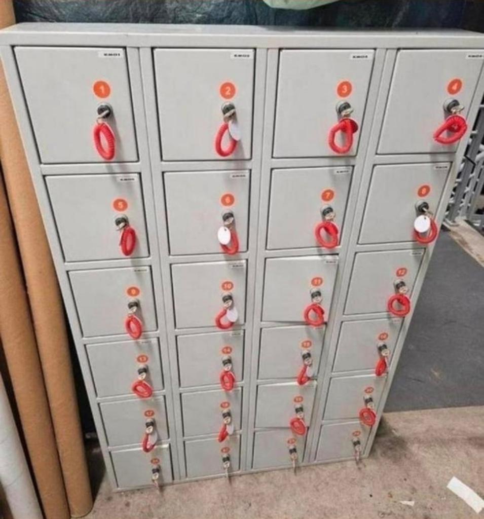 24x deurs lockers met 24x 1€ muntslot, Ophalen