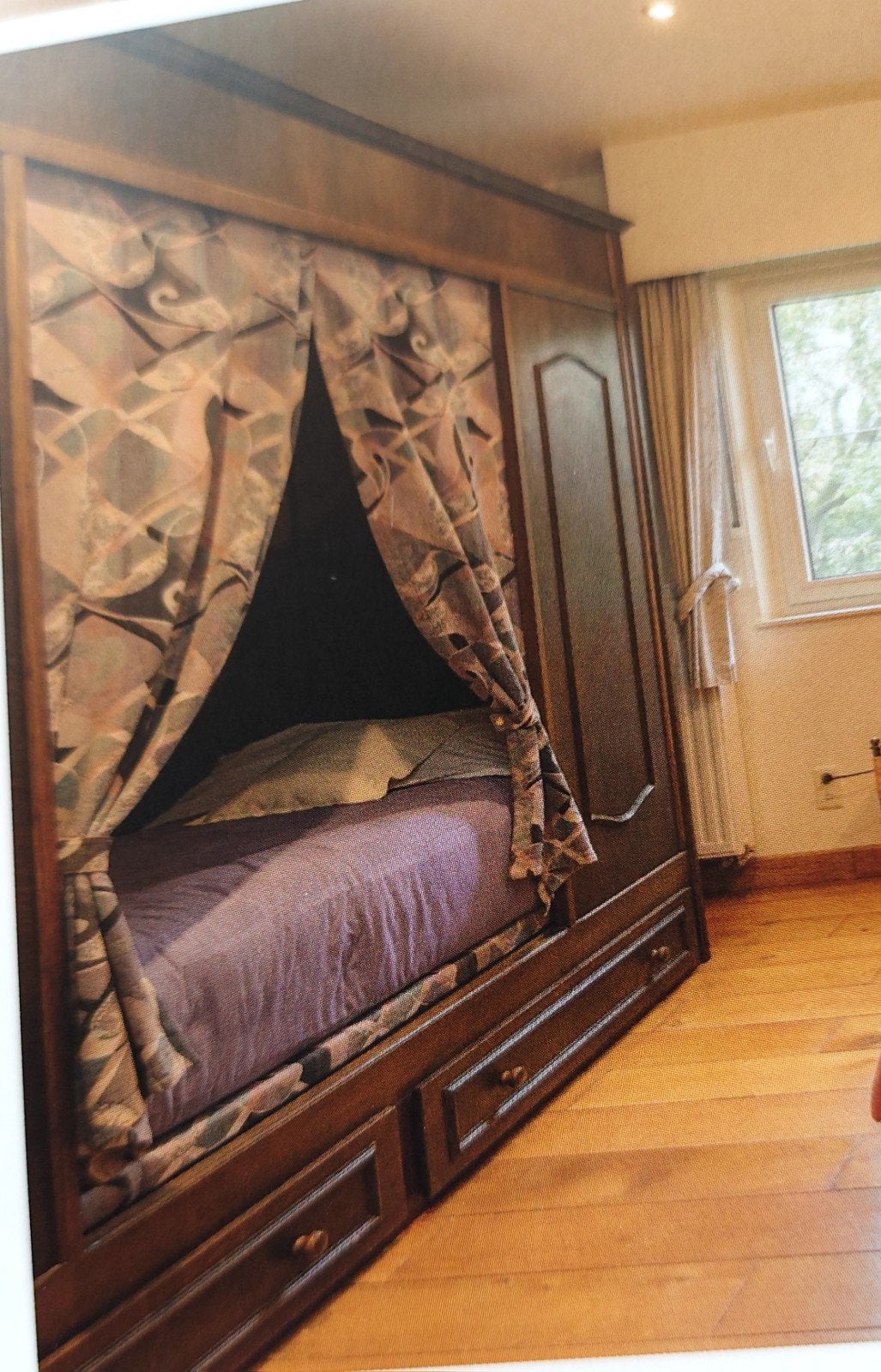 Mooie bedstee fineer eiken hout, met tussenblauw tapijt bekl, Ophalen