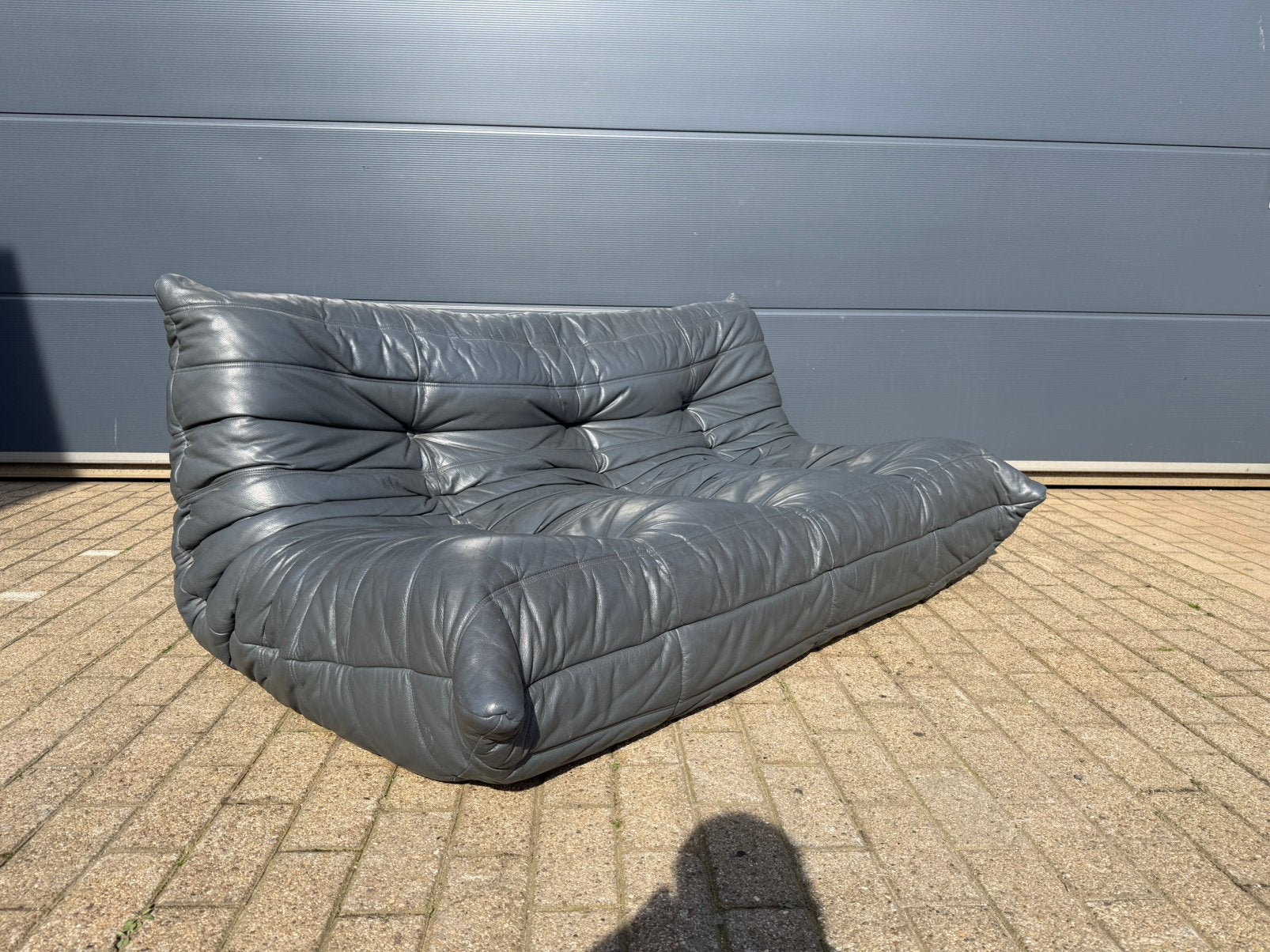 100 % authentique Ligne Roset Togo 3pl cuir gris anthracite, Enlèvement ou Envoi, Knoll vitra mah jong flos sede b&b italia artifort cassina edra