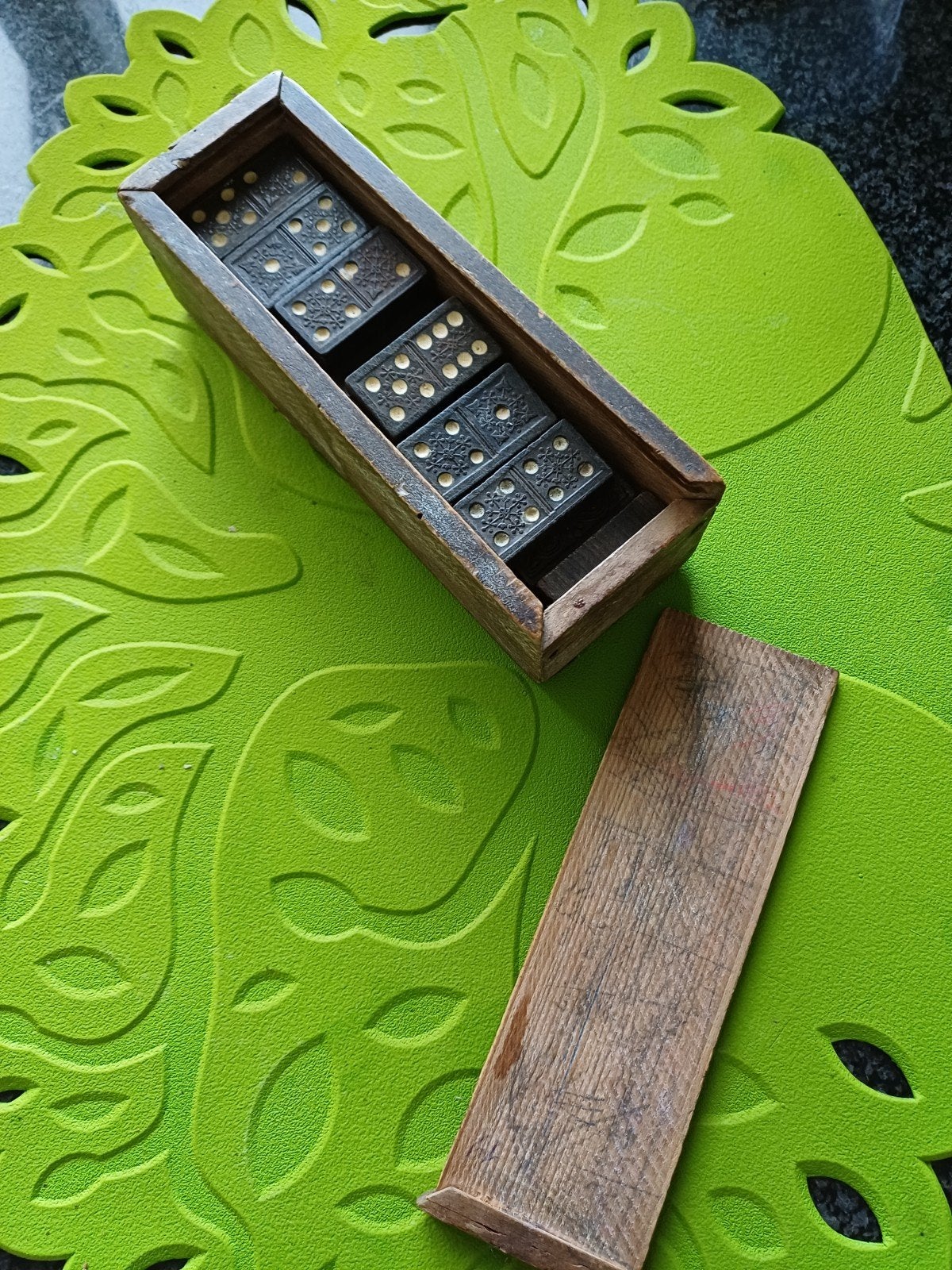 jeu de domino du début du 20e siècle sculpté à la main, Enlèvement ou Envoi