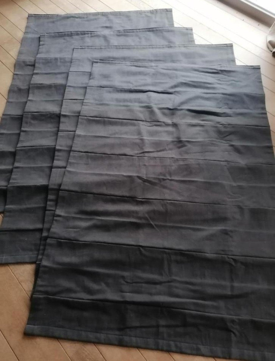 Tissu rembourré gris foncé pour 4 stores
Très haute, Maison & Meubles, Enlèvement