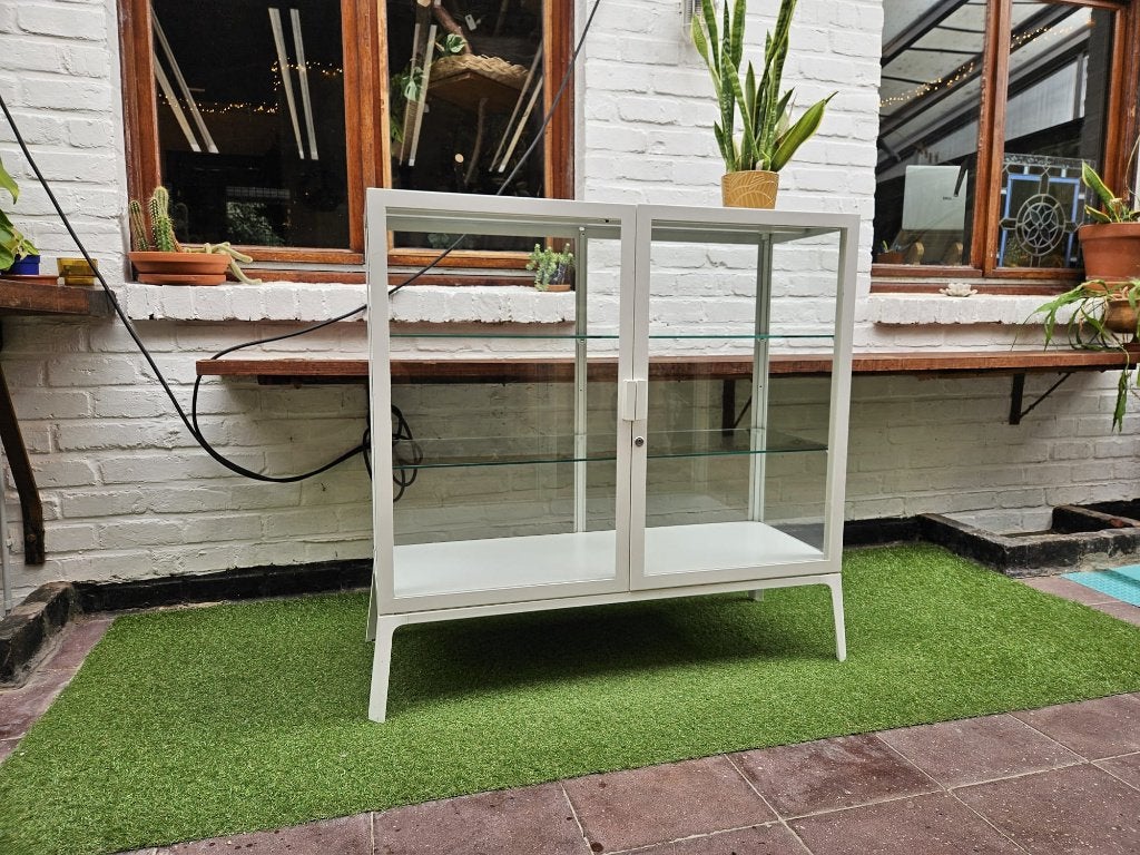 Ikea milsbo vitrinekast laag wit, Ophalen, 100 tot 150 cm, Glas, Minder dan 100 cm