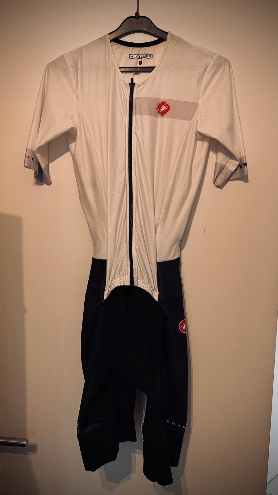 Castelli Rosso Corsa Trisuit – Maat M – Zo goed als nieuw, Vélos & Vélomoteurs, Accessoires vélo | Vêtements de cyclisme, Enlèvement