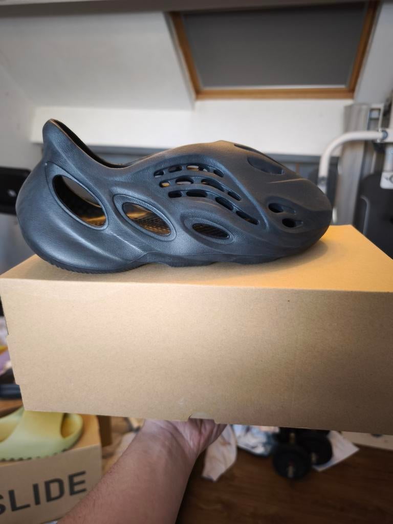 Yeezy Foam runner, Ophalen