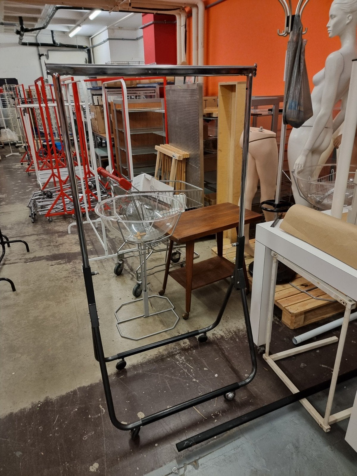 Opvouwbaar kledingrek op wielen te koop heel praktisch, Ophalen