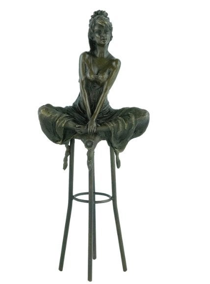 Bronzen beeld van een vrouw zittend op een barkruk, Ophalen of Verzenden, Brons