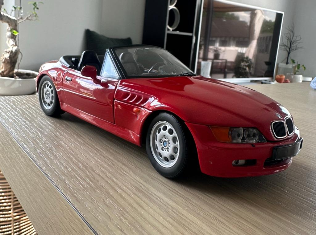 Miniatuur bmw z3 rood/hellrot schaal 1/18, Ophalen, Gebruikt