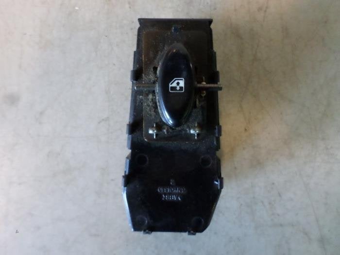 Commutateur vitre électrique d'un Hyundai Coupe (Coupe 96-), -, 3 mois de garantie, Utilisé, Hyundai