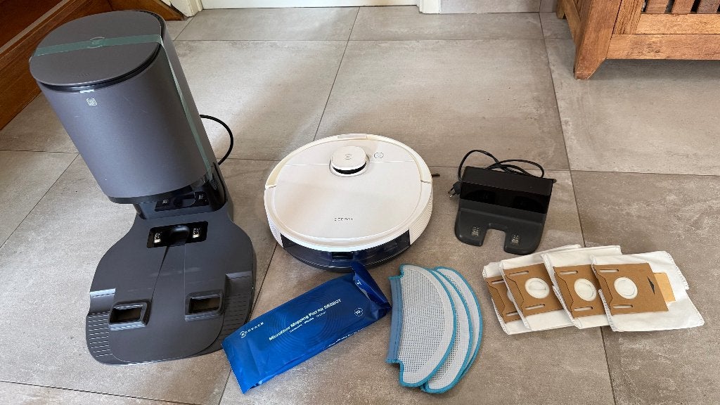 ECOVACS DEEBOT N8 PRO + zelfledigend station + accessoires, Elektronische apparatuur, Stofzuigers, Gebruikt, Ecovacs, Robotstofzuiger