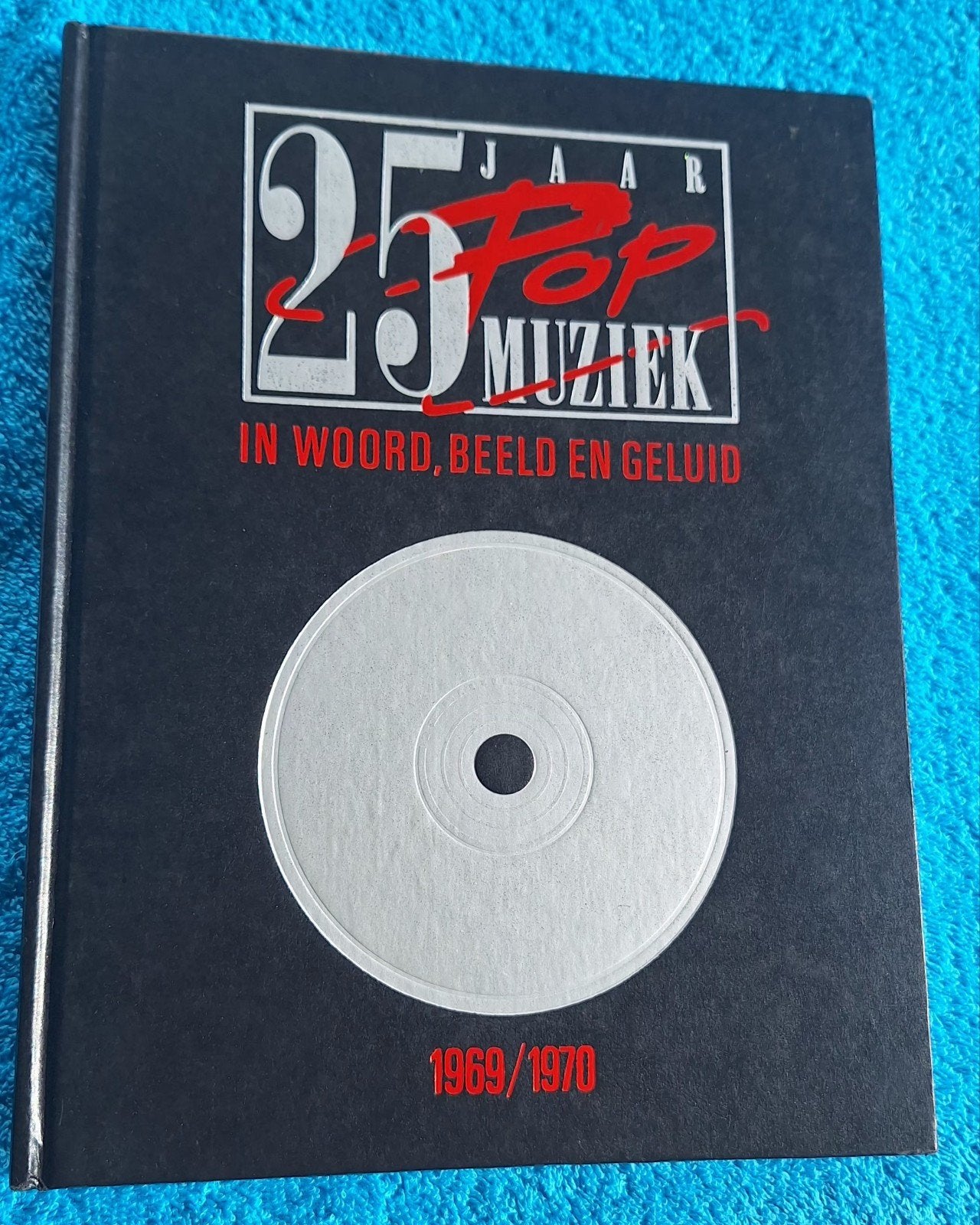 25 jaar popmuziek in woord,beeld en muziek  1969-1970, Boeken, Ophalen of Verzenden, Gelezen