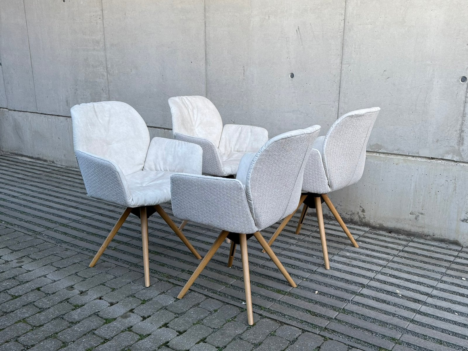 4x Mobitec - MOOD 95 Eetkamerstoelen, Huis en Inrichting, Stoelen, Zo goed als nieuw, Vier, Hout, Metaal, Stof, Overige materialen