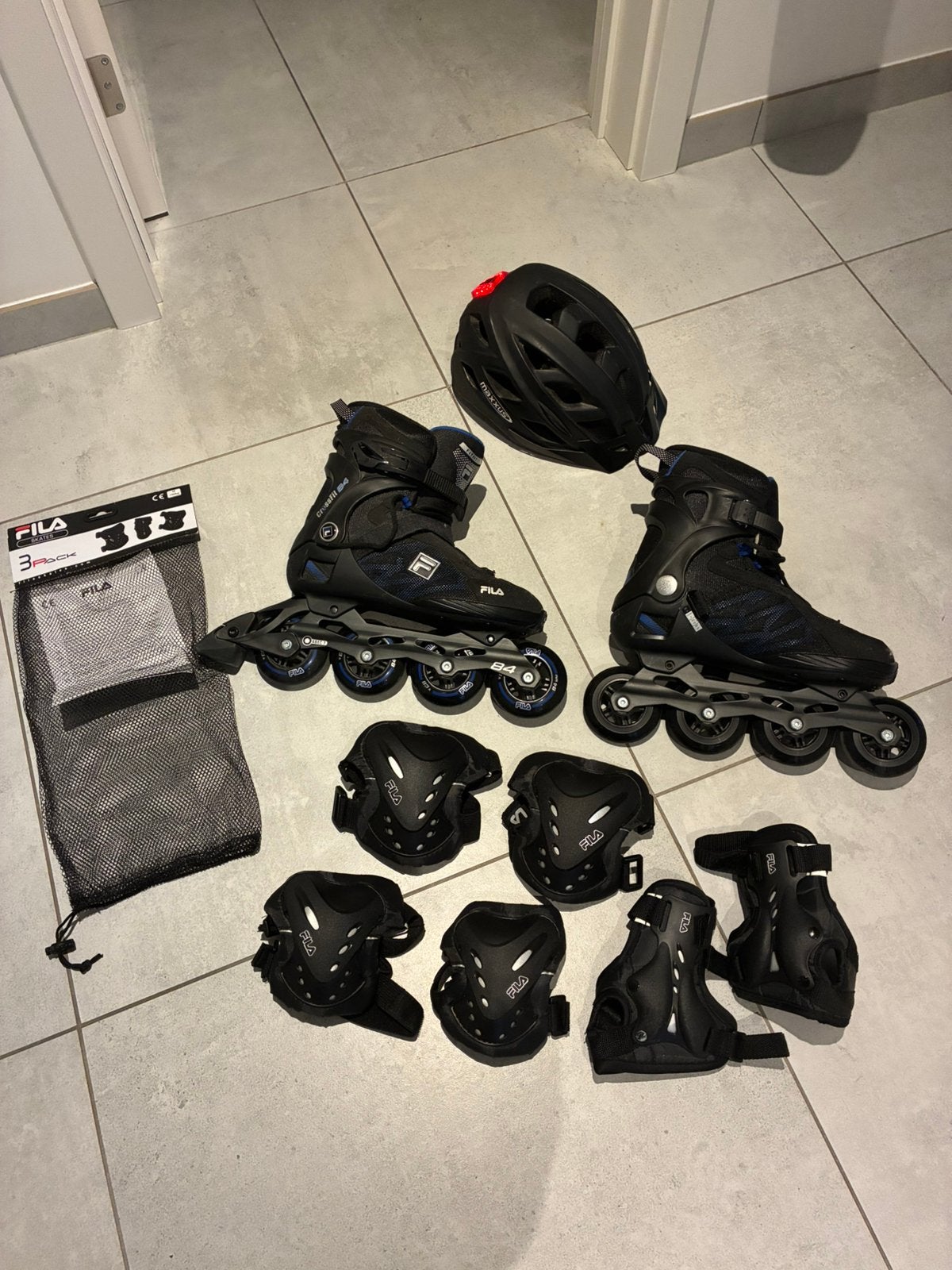 Fila Inline Skates mt 42 + Fila Beschermset & Helm, Sport en Fitness, Overige merken, Heren, Ophalen of Verzenden, Zo goed als nieuw