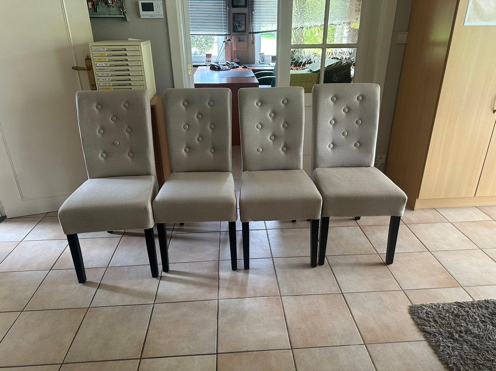 4x Eetkamerstoelen Beige Stof - Hoge Rug met Knoopjes, Maison & Meubles, Chaises, Enlèvement, Comme neuf, Noir, Tissus